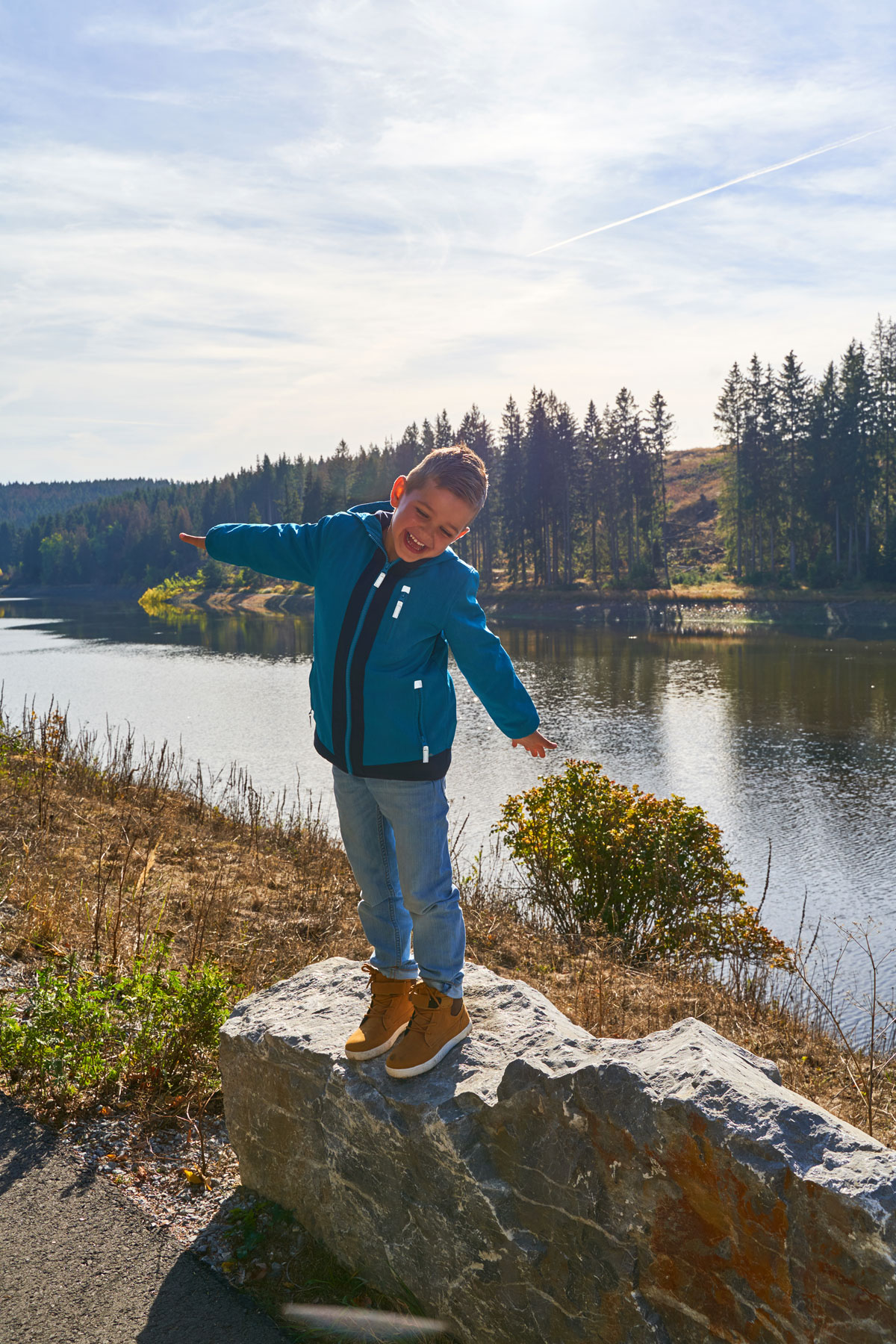 Kinder lieben klettern auf Steine und Baumstämme und wollen Spaß haben Oben im Harz